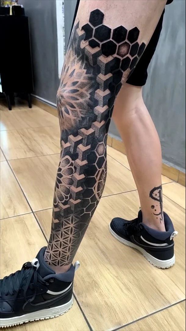 Mais uma sessão desse projeto insano do meu mano Diogo! 👑®️🔥🔥🔥
Gratidão pela confiança!
.
.
#tattoo #tattoolovers #tattooideas #geometrictattoo #geometric #geometrip #renanrea #tatuador #ink #inked #tatuagemgemetrica #geometry #pontilhismo #dotart #tattoophoto #tattoostudio #kingstattoo