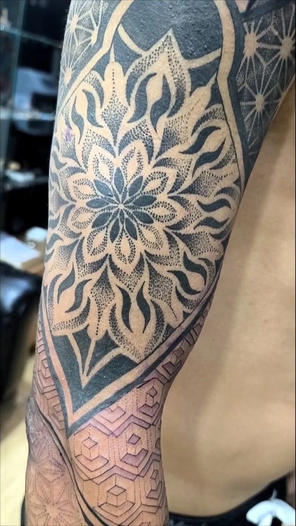Fechamento Geometrico em andamento no meu mano Caio! 👑🔥®️
Esse estilo de trampo eh um processo feito por partes, com calma ele vai surgindo! Valeu mesmo a confiança mais uma vez meu mano!
.
.
#tattoo #tattoolovers #tattooideas #tattoophoto #tattoopage #ink #inked #geometrictattoo #geometrip #mandala #dotwork #dotart #renanrea #kingstattoo
