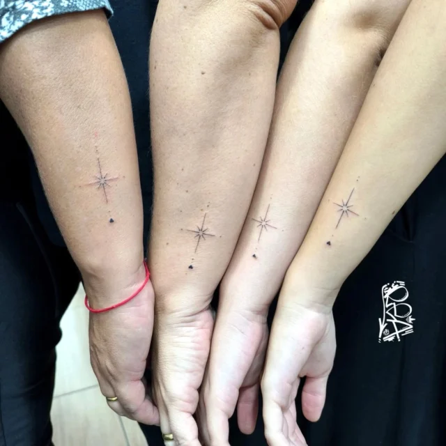 Tattoo em Família! 👑🔥®️
Eu acho super legal tatuar famílias e eternizar um símbolo dessa união! Muito obrigado pela confiança e por virem de longe! 🕉️
.
.
#tattoo #tatuagem #finelinetattoo #fineline #ink #inked #tatuador #tatuagensdelicadas #tatuagemfina #familytattoo #familia #renanrea #tattoolovers #tattoopage #tattoophoto #kingstattoo