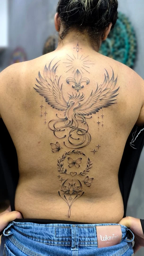 Primeira tattoo da Letícia! 👑🔥®️
Trabalho feito em uma só sessão, com calma e na riqueza de detalhes de sempre!
Muito obrigado pela confiança!
.
.
#tattoo #tattoolovers #tatuagem #fineline #ink #fy #inked #tattooideas #tattooart #tattooartist #fenix #fenixtattoo #renanrea #tatuador #tatuada #foryou #tatuagensdelicadas #finelinetattoo #kingstattoo #