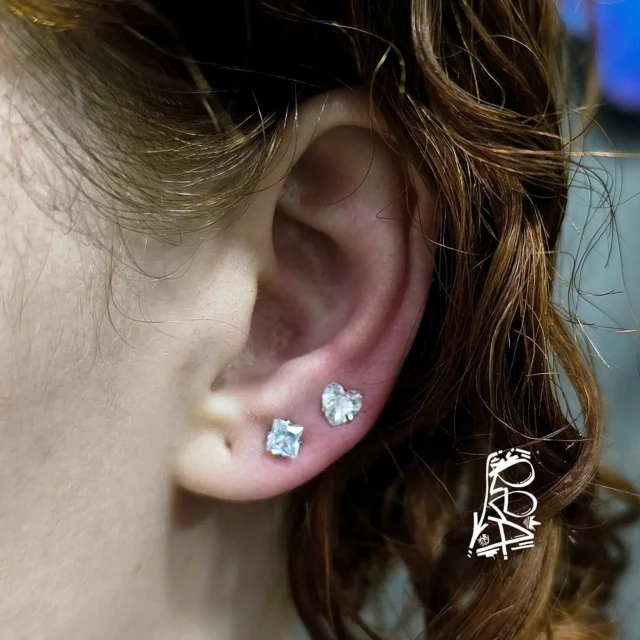 ✅ Perfuração 2° & 3° furos no lóbulo! 👑🔥®️
✅ Alinhamento preciso 
✅ Biosegurança 
✅ Variedade de jóias & brincos 
.
Chama! 🔥🔥🔥
.
.
#piercer #piercingseguro #piercing #bodypiercing #bodypiercer #inked #ink #brasilpiercing #kingstattoo #renanrea