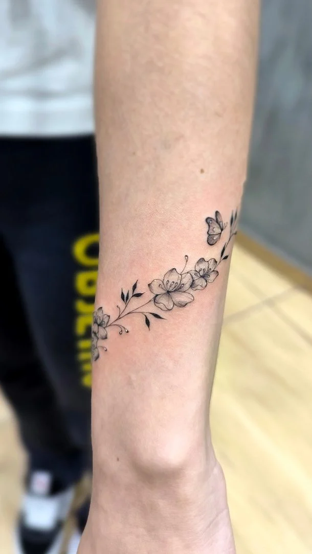 Tattoo da Laís! 👑🔥®️
Na riqueza de detalhes de sempre, valeu a confiança mais uma vez!
.
Gratidão por produzir ARTE 🕉️ 
.
.
#tattoo #tatuagemfina #tatuador #fy #foryou #tatuagensdelicadas #ink #inked #tattooideas #tattoovideo #finelinetattoo #fineline